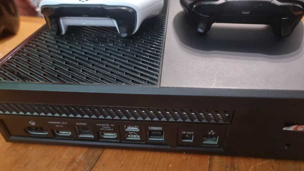 Consola XBox One 1 Tb + Kinect + 2 controllere + stare foarte buna.