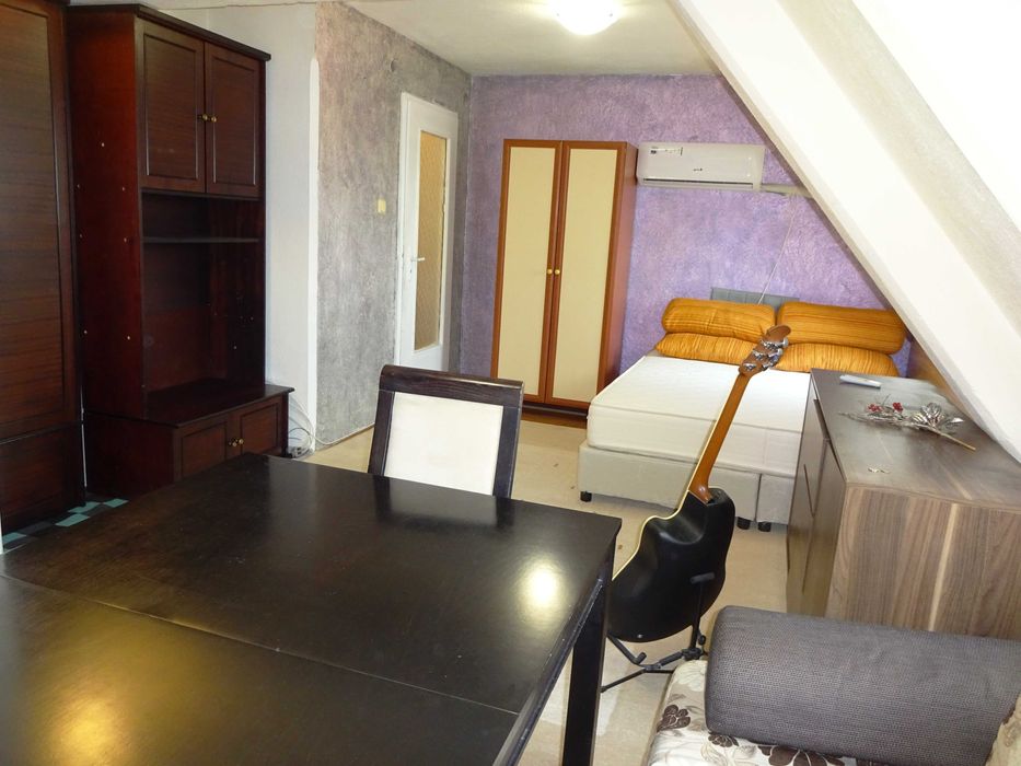 Уютна обзаведена боксониера до Спортна зала и ВИНС