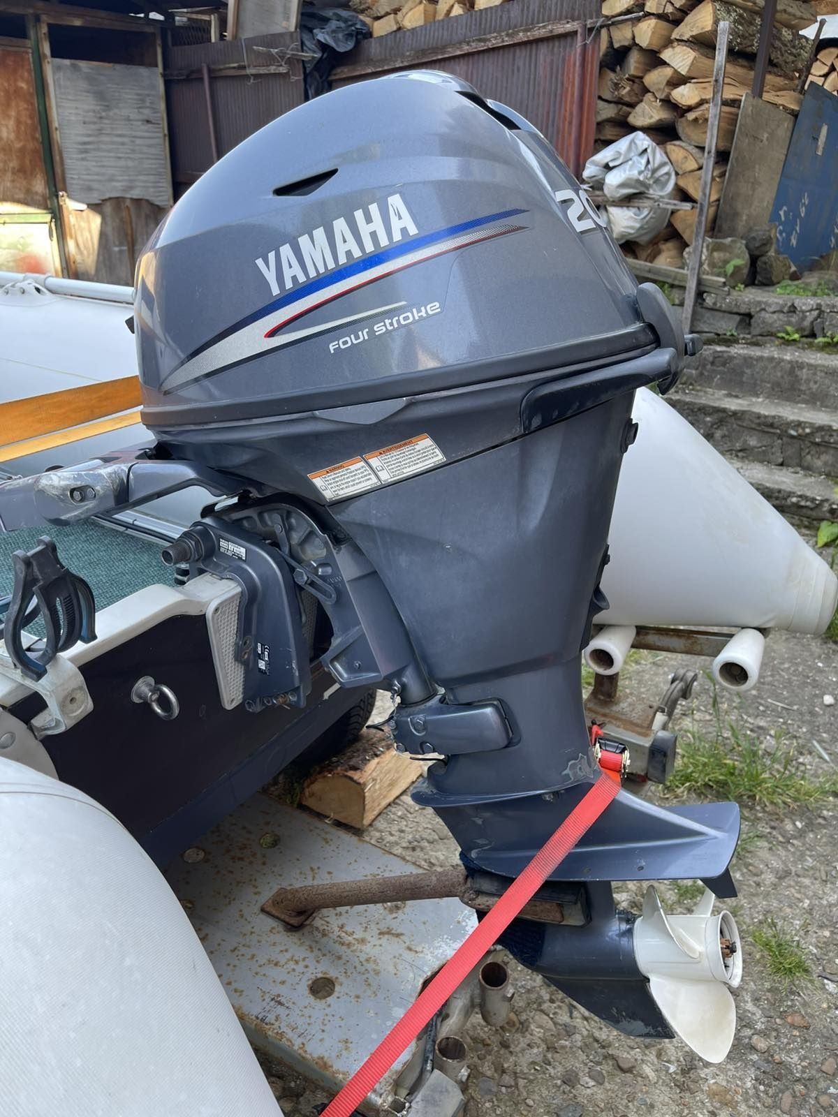 Продавам гумена лодка с двигател и регистриран колесар.