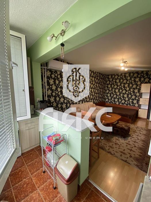 Двустаен напълно обзаведен апартамент в кв. Света Троица