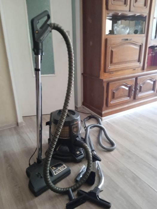 Vând Aspirator RAINBOW cku toate utilitățile necesare.Stare foarte bun