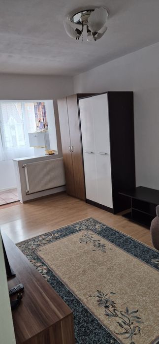 Închiriez garsoniera decomandata
