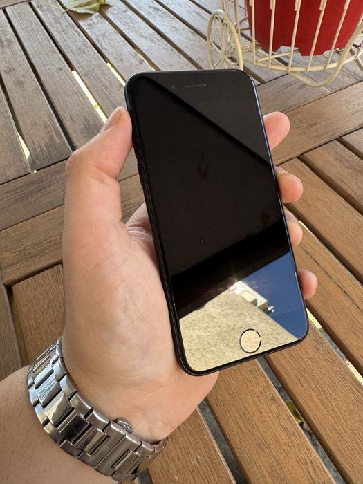 Здравейте , продавам Iphone se 2022 година 3-та генерация