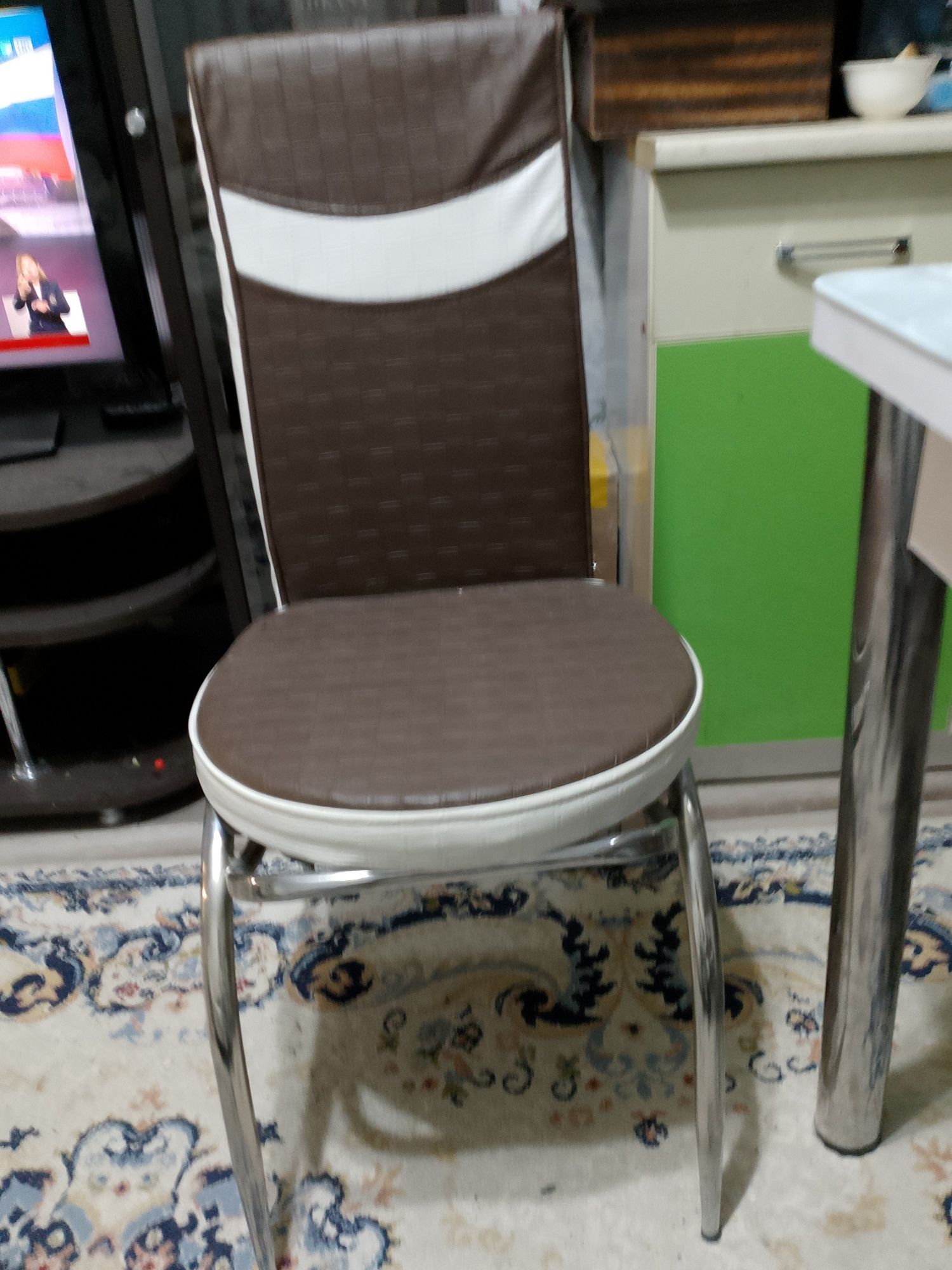 Продается кухонный стол и 6 стульев