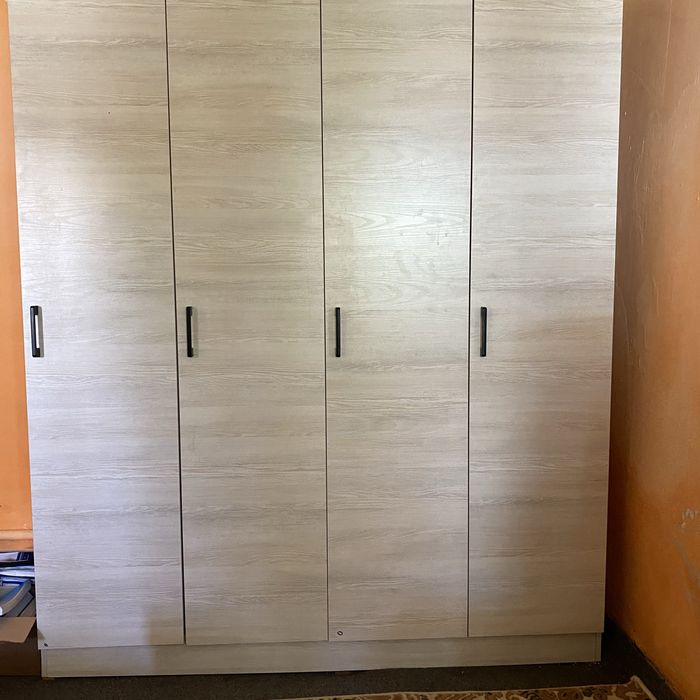 Продается мебель кровати и шкафы.В очень хорошем состоянии.