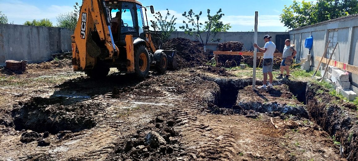 Buldo-excavator cu picon de inchiriat , fundatii, demolari