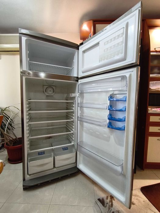 Продавам Хладилник с Фризер Аристон