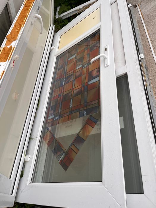 De vânzare uși geamuri second Hand de termopan și calorifere din tablă