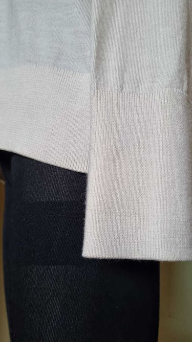 Pulover COS, lana 100%, marimea S mare (potrivit si M). bej deschis