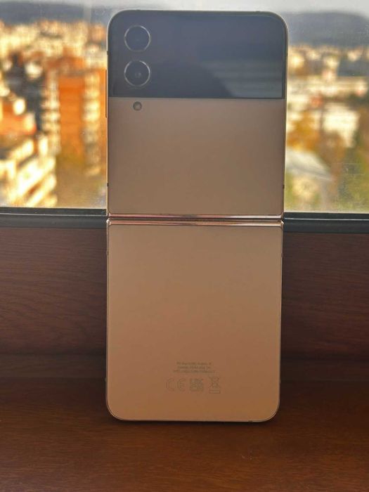 Продавам Samsung galaxy z flip 4