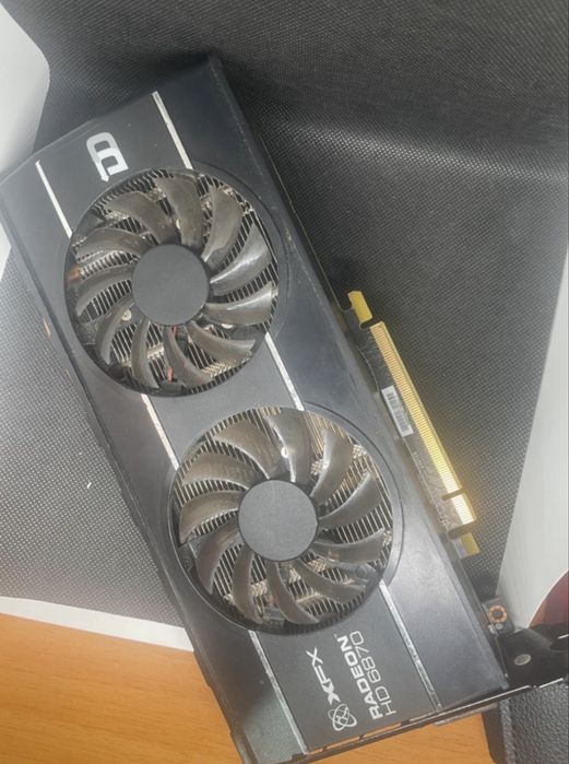 Placa video din imagine este un model XFX Radeon HD 6950