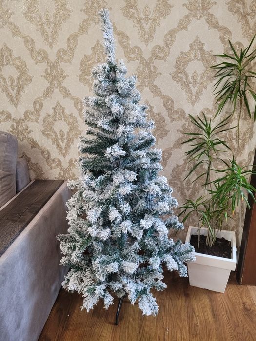 Продам заснеженную елку