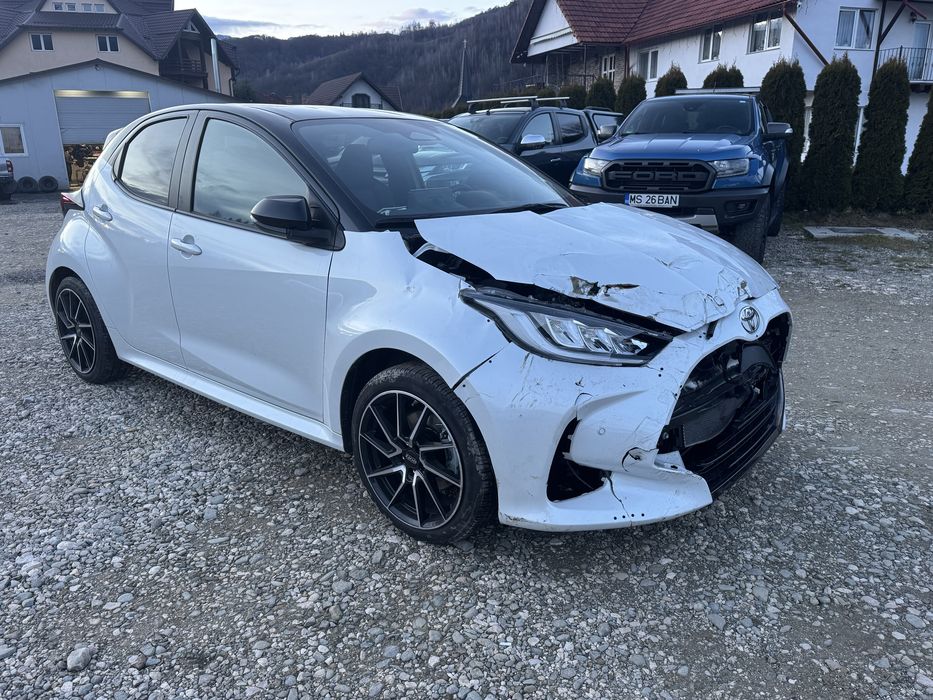 Toyota yaris 1.5 hybrid full extra bitone 2024 avariat