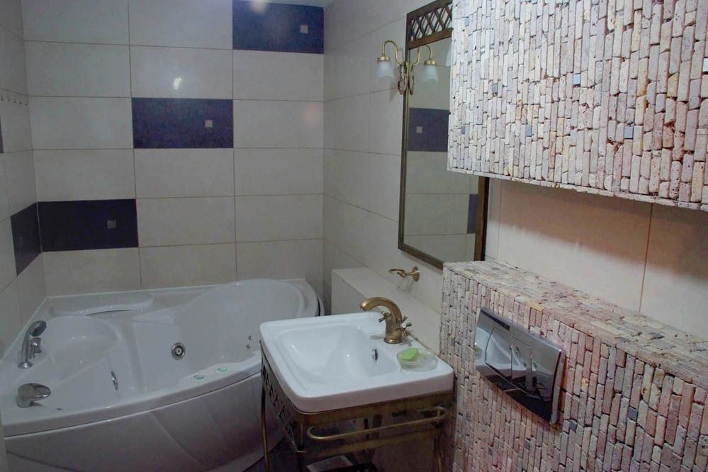 ONEȘTI - Închirieriez, doar pe termen lung, apartament nemobilat 3cam