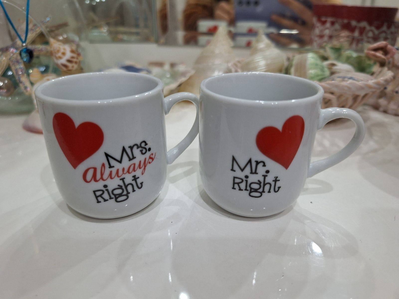 Две чашки за кафе с кутия сърце