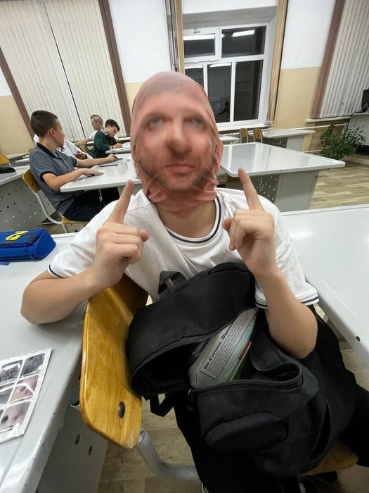 Маска Нагиева чуть просвечивает