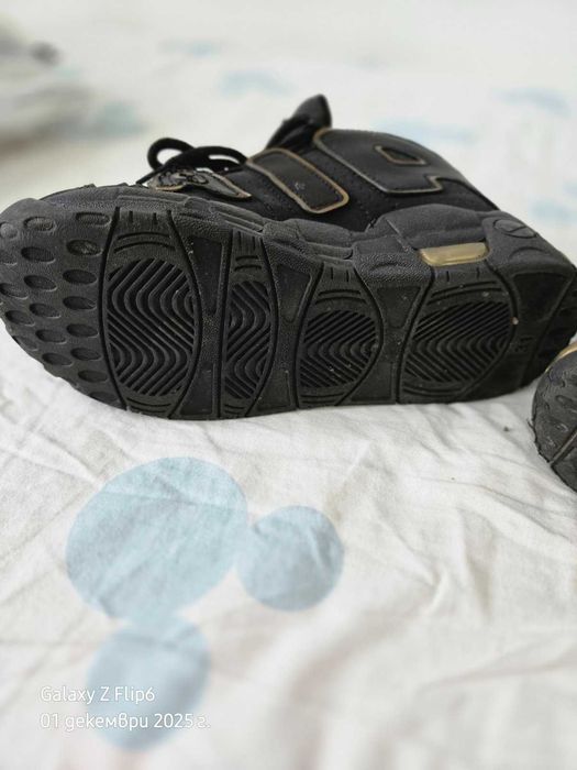 Оригинални Nike Air More Uptempo – НОВИ, размер 31 (1Y), Black/Gold