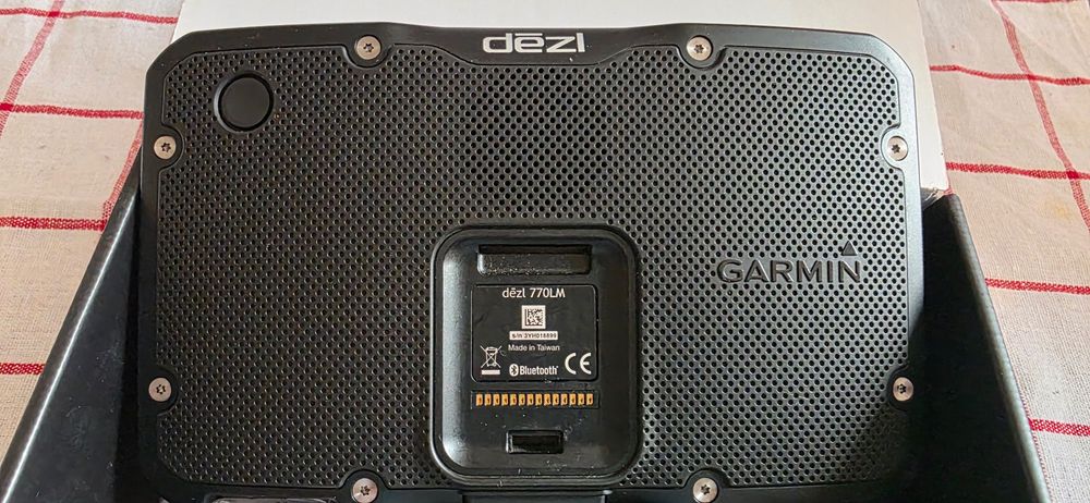 Навигация за камион Garmin Dezl 770 пълен комплект карти зацяла Европа