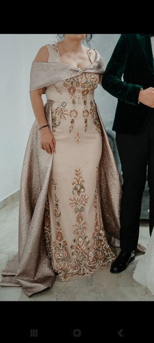 Vând rochie deosebită de nașă sau soacră, adusă din Dubai, mărimea 42