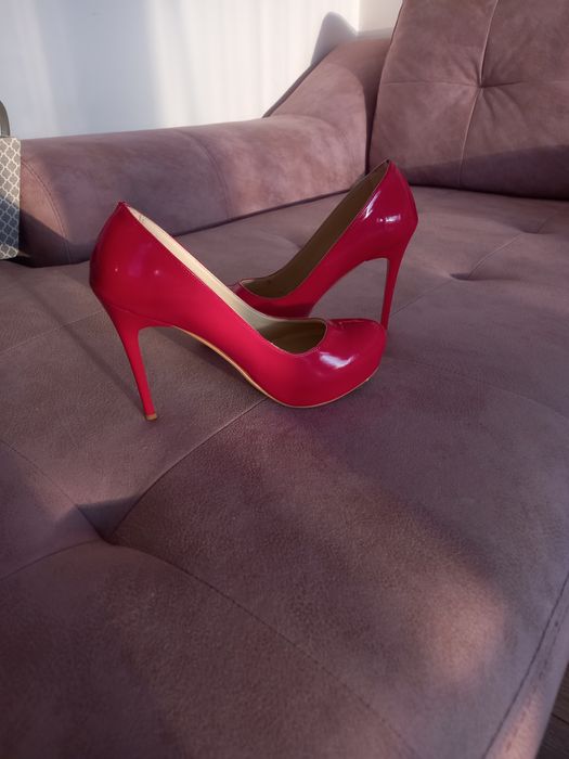 Червени обувки с висок ток