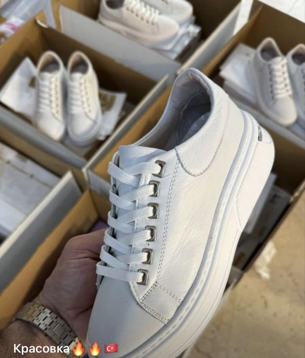 Продам женские турецкие кроссовки.