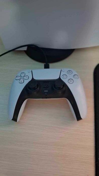 Предлагам PlayStation 5, в много добро състояние