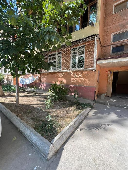 Чиланзар 20 квартал продажа 2/1/4 вдоль дороги