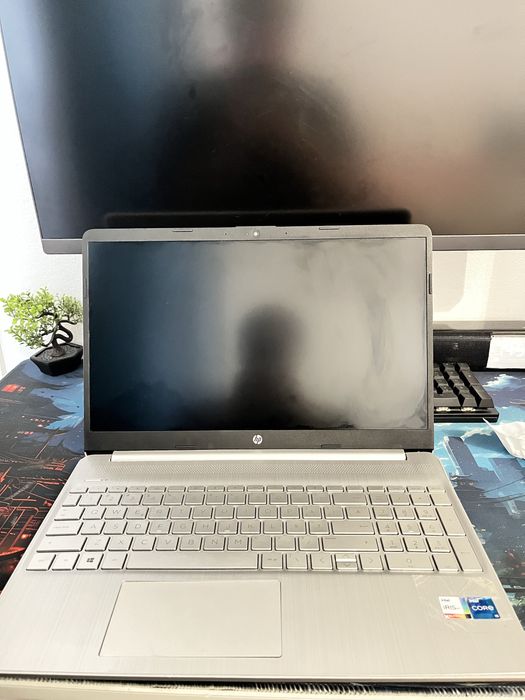 Vand laptop hp cu mici probleme