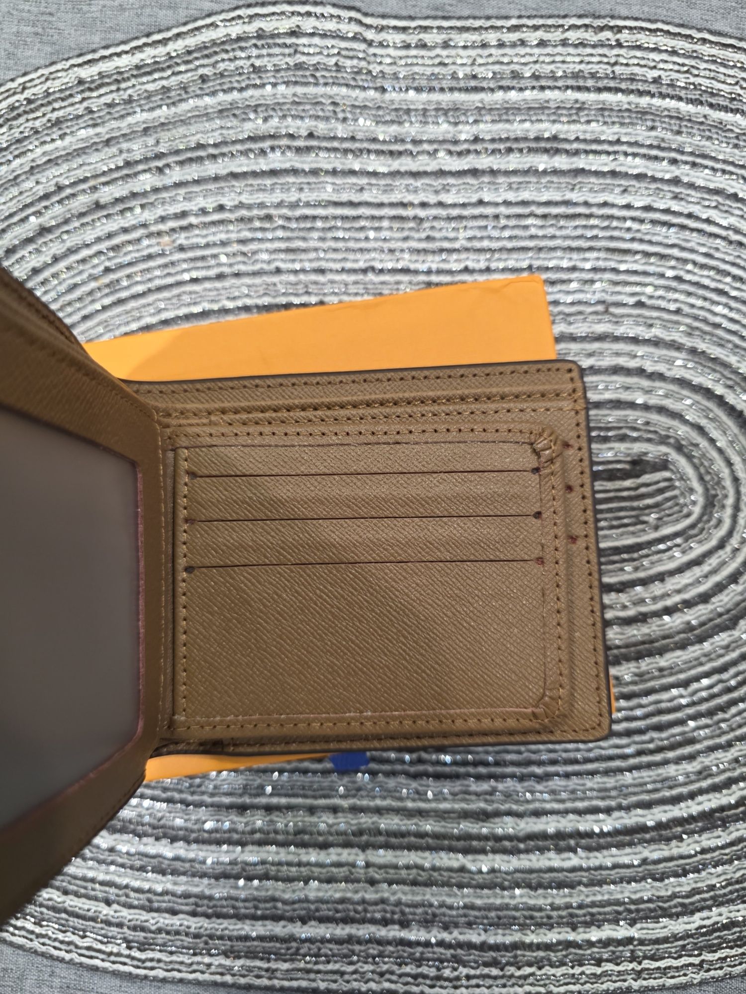 Чисто нов Louis Vuitton портфейл