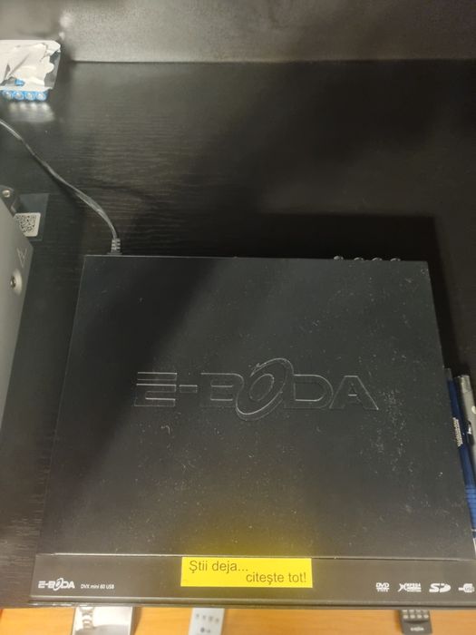 DVD player ,cu putine ore de functionare .