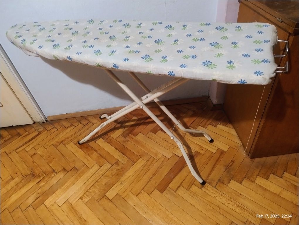 Запазена дъска за гладене с метални тръби и дървен плот от ПДЧ