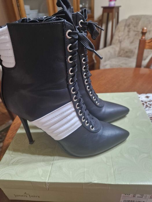 Ghete dama,noi in cutie!