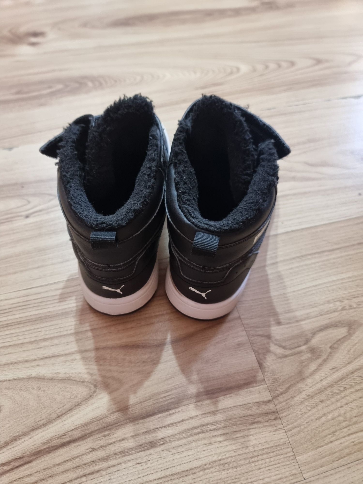 Продавам детски кецове PUMA