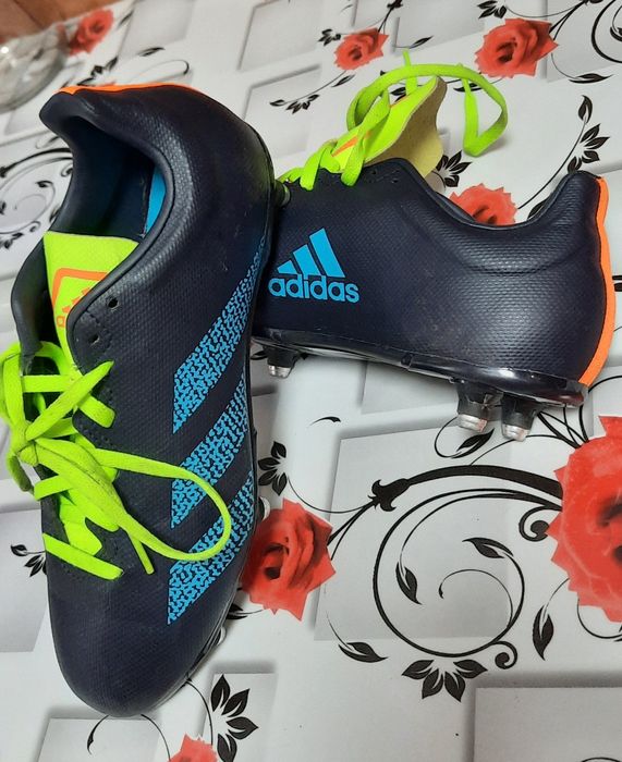Adidași originali made in Taiwan  cu crampoane de metal pe filet  deta
