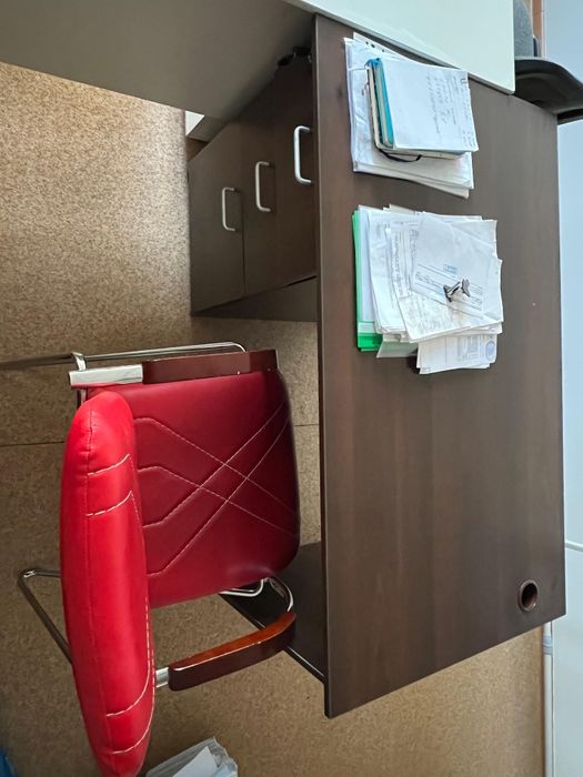 Стол и стулья для офиса