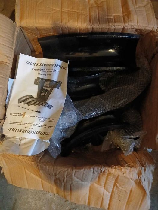 Vând Presa hidraulica 16 tone îndoit țevi + 8 profile