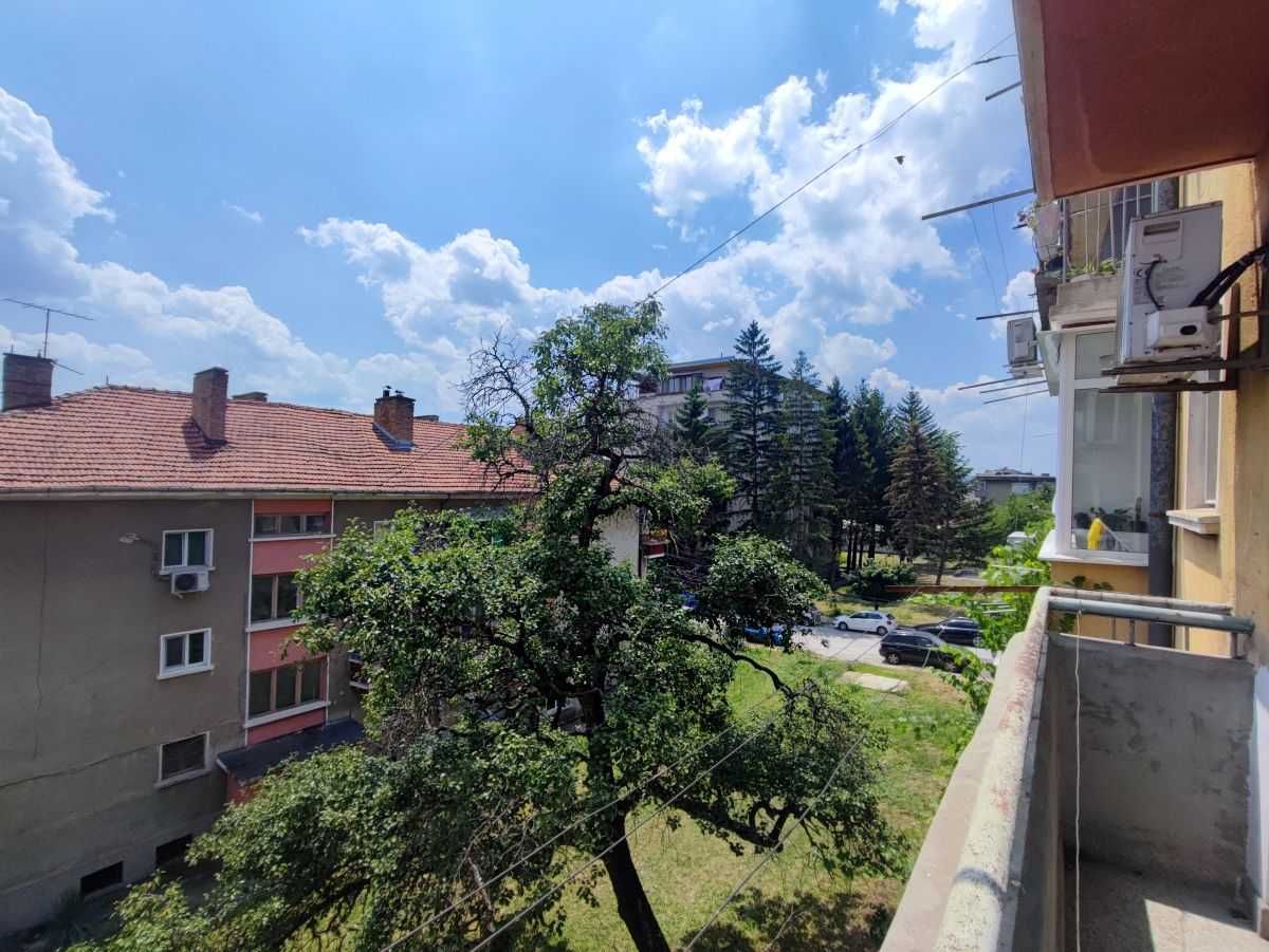 Изцяло южна гарсониера до стадион "Ивайло"