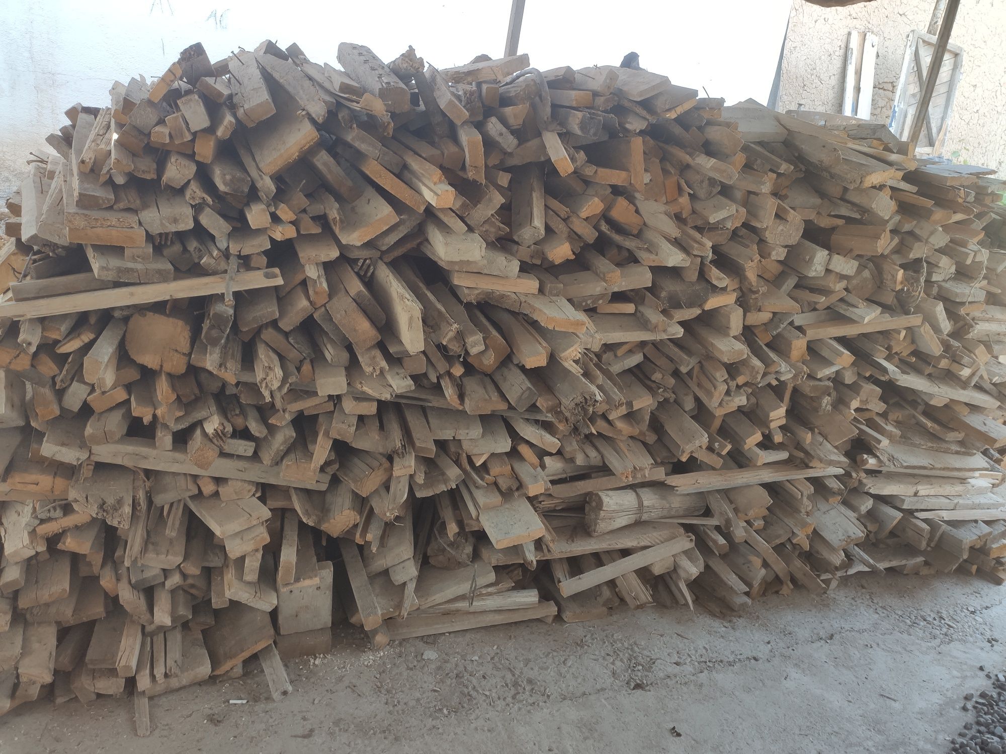 Продаётся сухие дрова из досок срочно больше 6.5 кубов