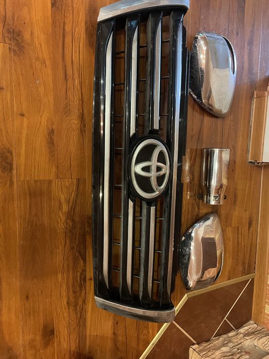 Продам Решетка под зеркалник Тойота150