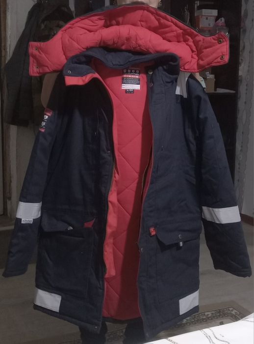 Куртка зимняя новая с капюшоном размер 50