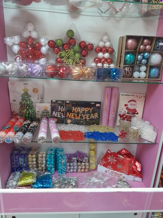 Все для Нового года. Мишура, игрушки для елки, бусы, дед мороз и снегу