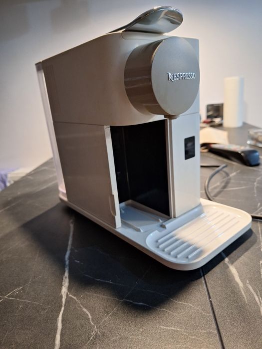 Nespresso lattissima one alb