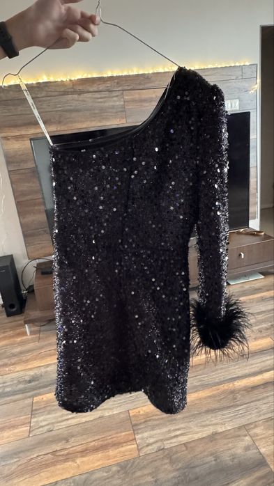 Дамска рокля с пайети и гъши пера