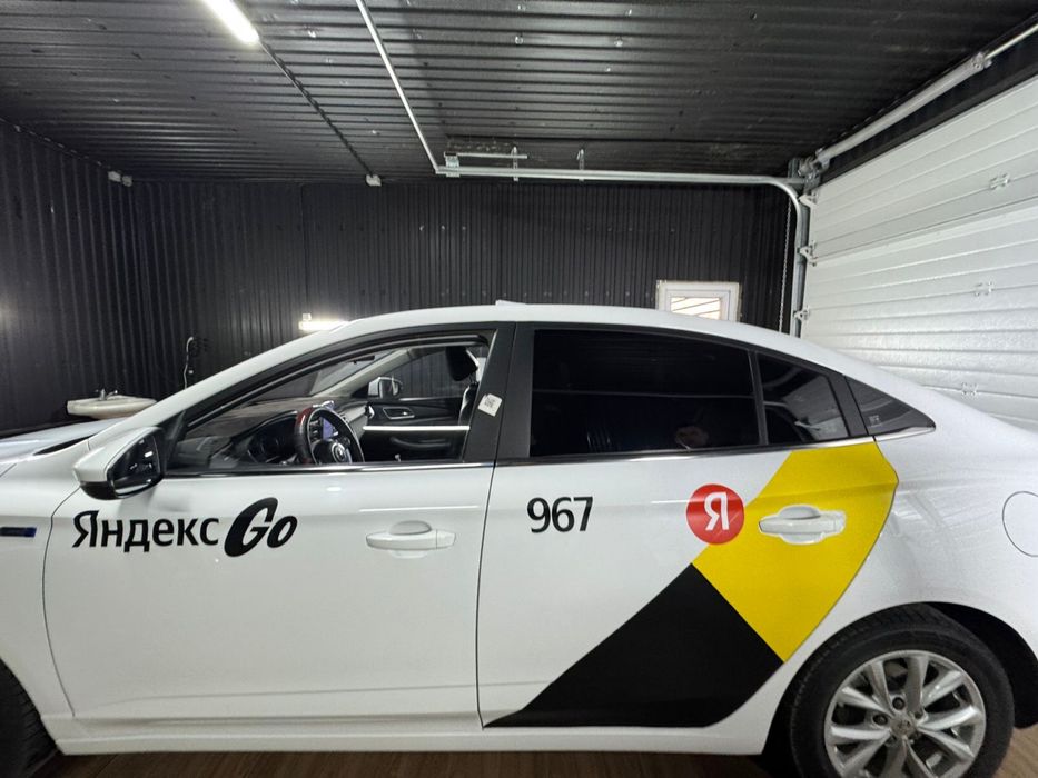 Новое бесплатное брендирование Яндекс Go Наклейки