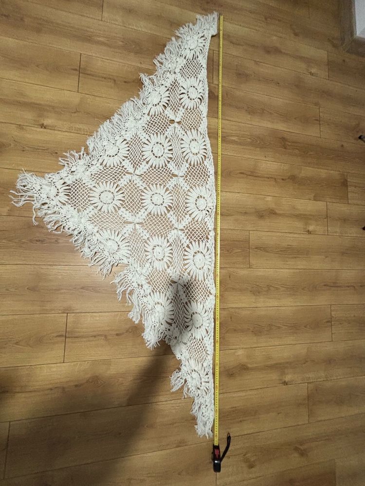 Mileuri sj fata de masa brodata Pitesti