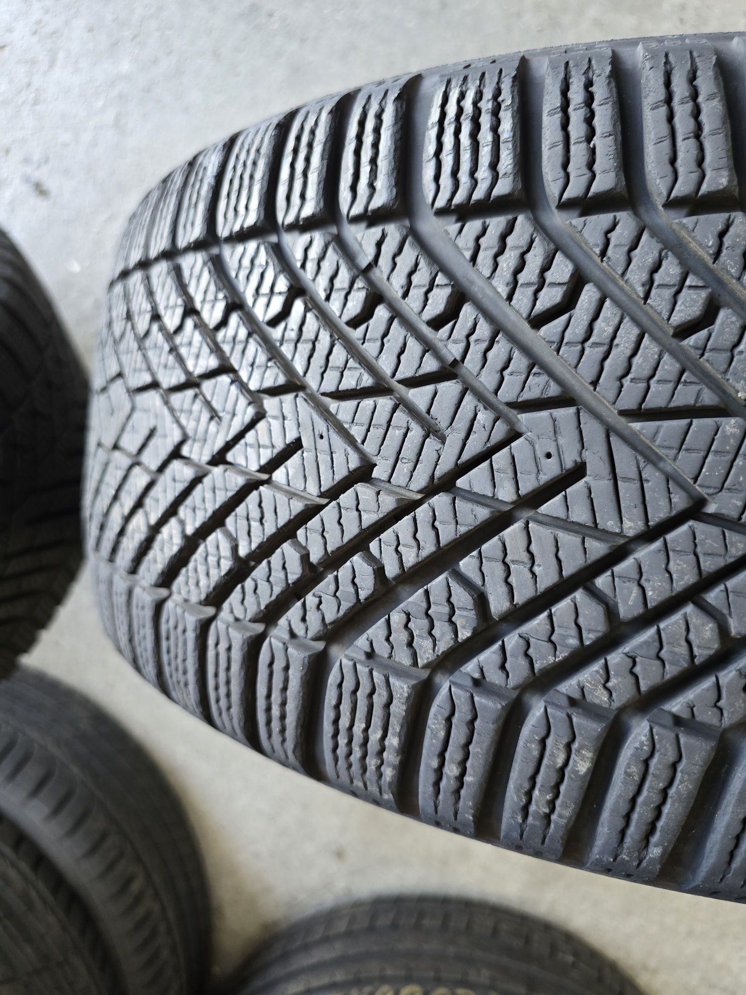 225/40/18 PIRELLI 4бр
