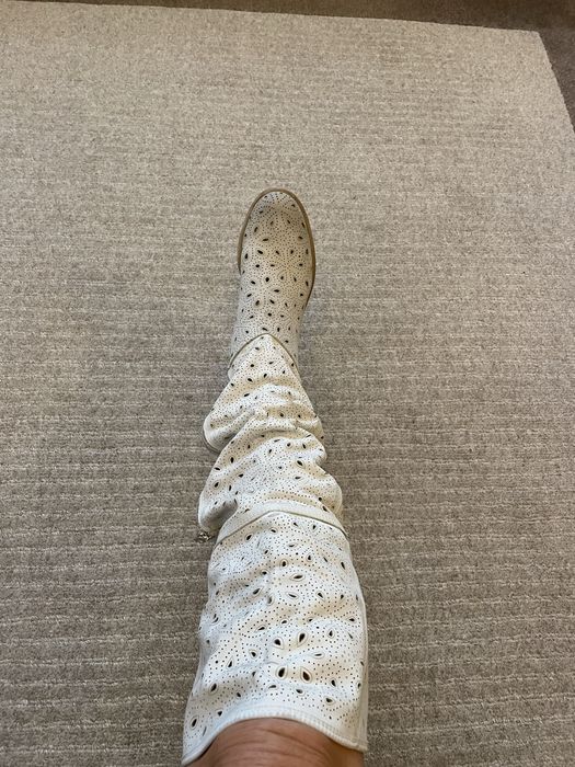 Cizme de vara din piele perforata.