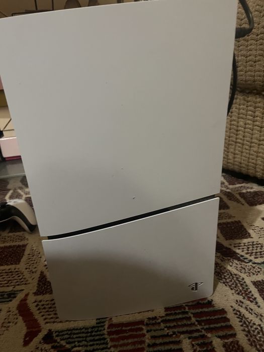 Vand PS5 digital slim 1TB(2 manete+ fifa ultimate edition)