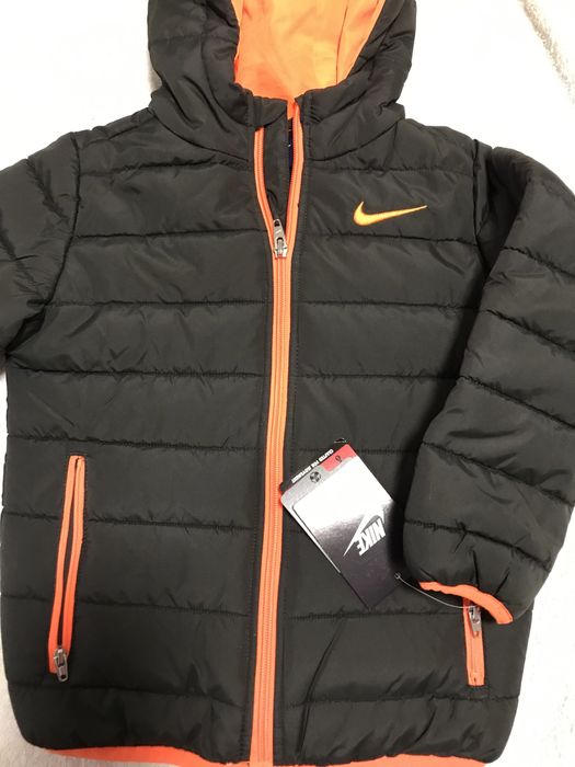 Продавам черно яке Найк за момче