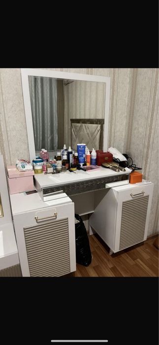 Тумбочка с зеркалом  б/у